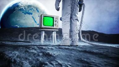 孤独的宇航员在月球上看旧电视。 追踪你的内容。 夸张的4K动画。